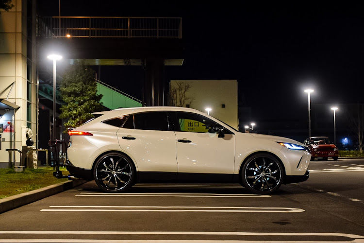 ハリアーのvenza仕様・US SUV Night・24inch wheels・LEXANIに関するカスタム事例の投稿画像2枚目
