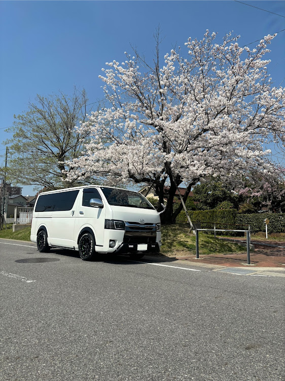 ハイエースバンのサクラと愛車・フォースデナリ・ヴァレンティヘッドライト・オーバーフェンダーに関するカスタム事例の投稿画像1枚目