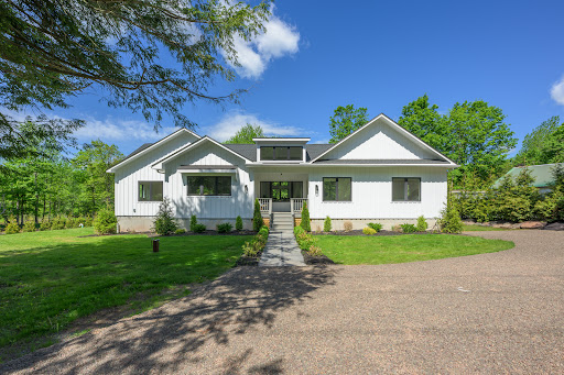Luxury house for sale in Windham (United States) - Modern white house with green lawn
