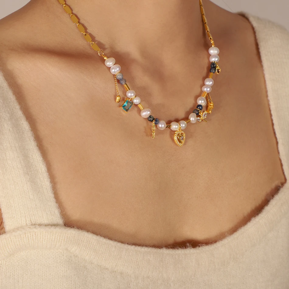 Collier vintage de perles d'eau douce et pierres naturelles. Un bijou intemporel qui sublime votre élégance naturelle, idéal pour toutes les occasions.