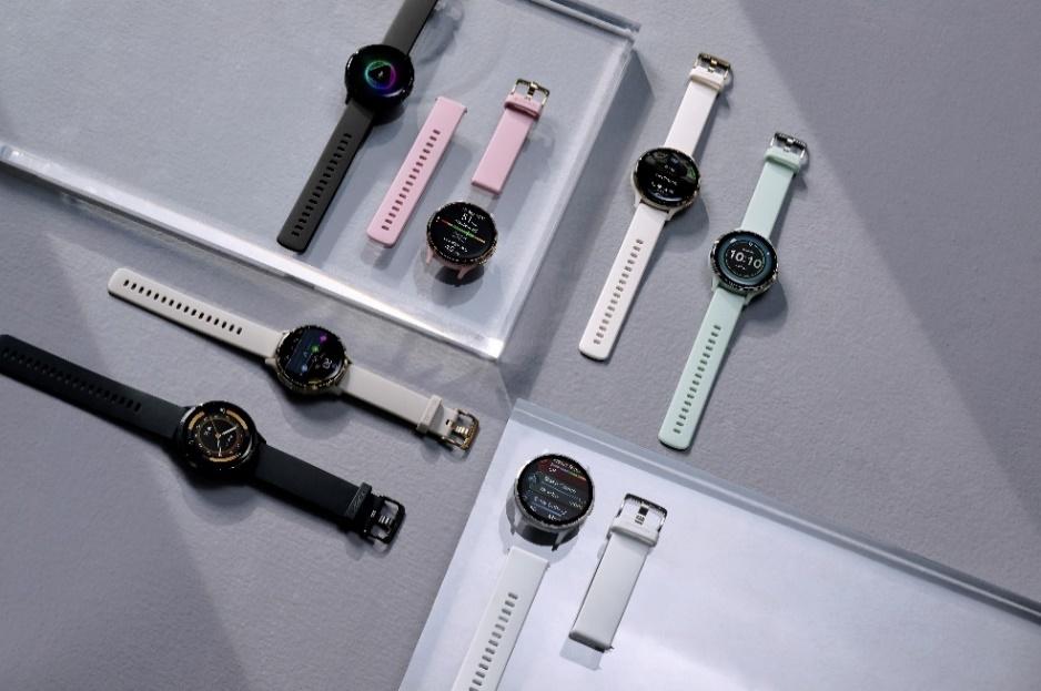A group of smart watches on display Description automatically generated