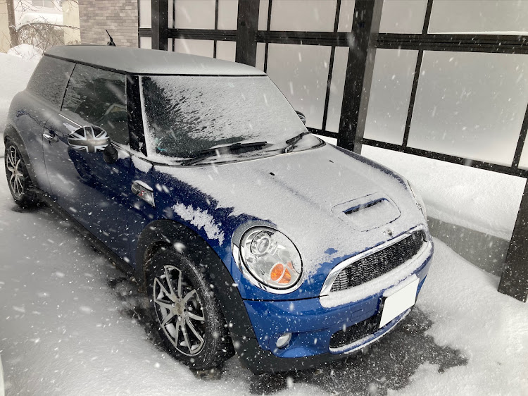 ミニクーパーSのR56クーパーS・雪が積もった・雪いらん・年明け・あけましておめでとうございますに関するカスタム事例の投稿画像1枚目