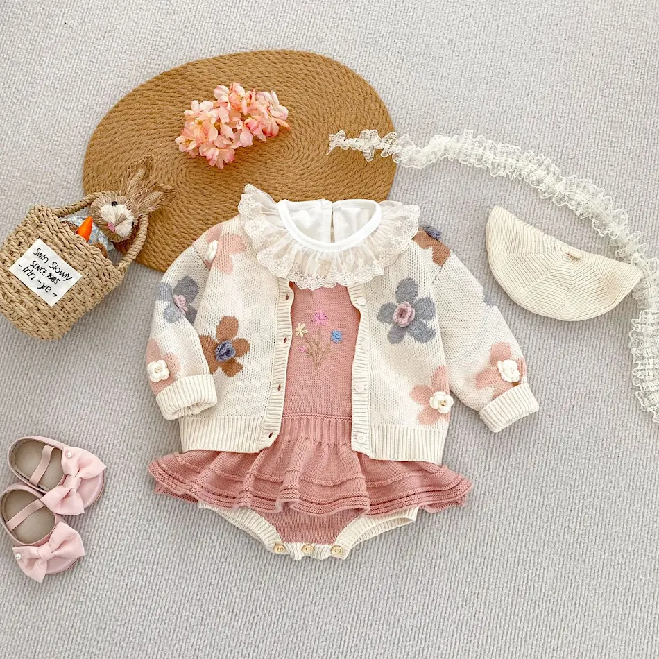 Combinaison tricotée brodée personnalisée pour filles, mode enfant élégante et confortable. Créez un look unique pour votre petite!