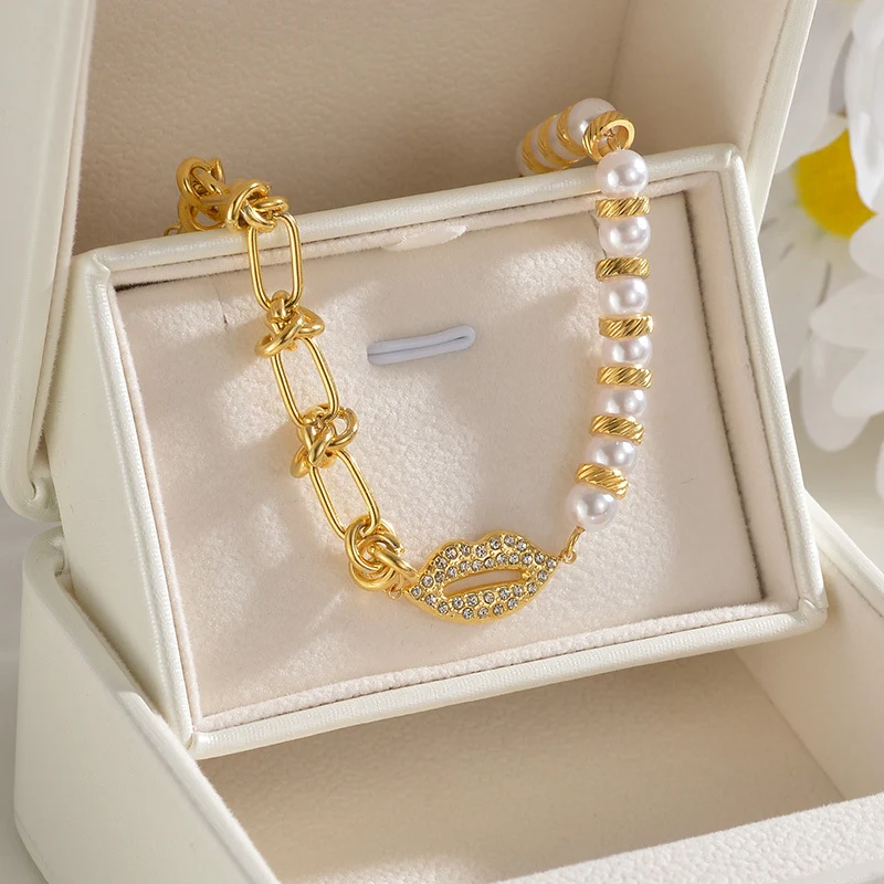 Nieuwe Lip Diamond Pearl Rugvormige Geknoopte Kettingarmband Roestvrij Staal. Een elegante en stijlvolle armband voor elke gelegenheid.