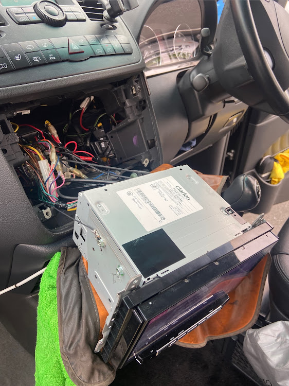 Vクラスのデイライト取付・レーダー探知機取付・電源取り出し・エンジンオン連動・9インチナビに関するカスタム事例の投稿画像2枚目