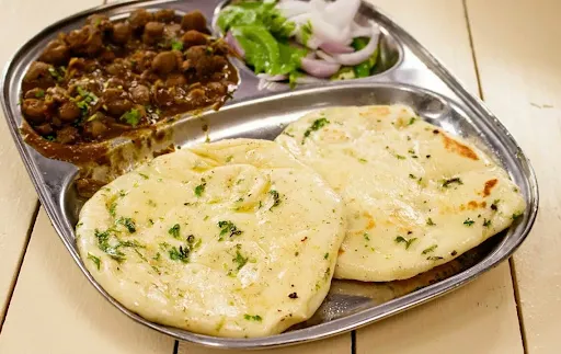 Chole Kulche Paneer Wale [2 Pieces, 1 Plate]