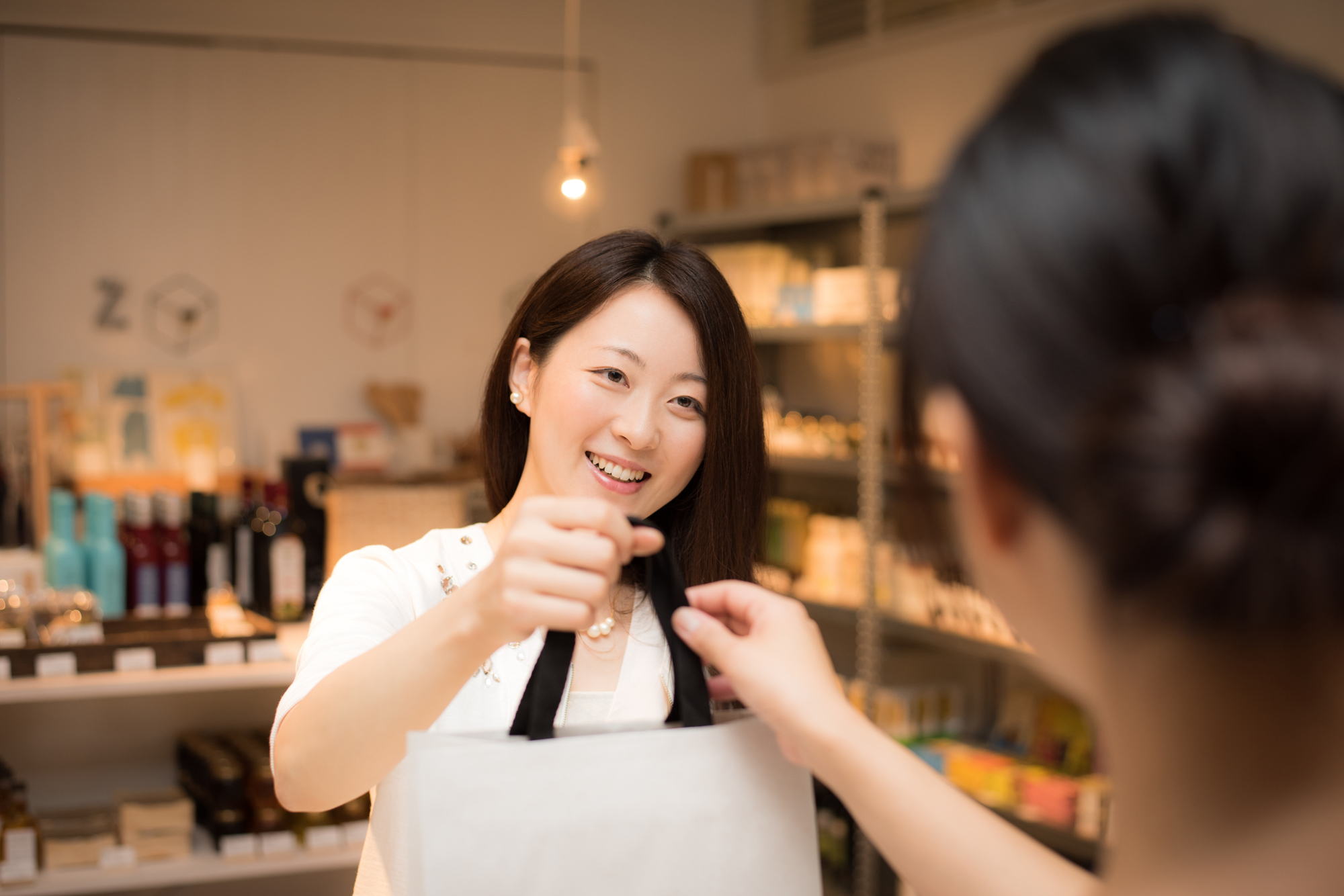 独立型直営店の美容部員