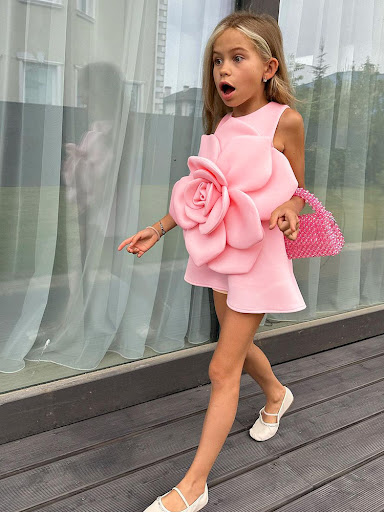 Title 6, Girls Three-dimensional Flower Catwalk Show Pe...