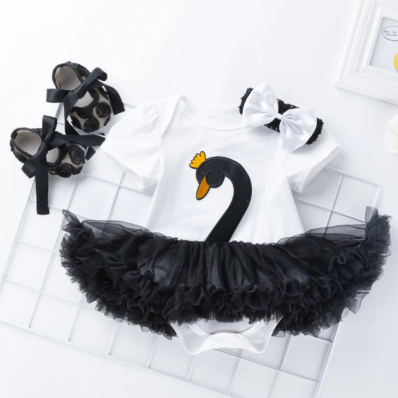 Zwaan drieledige baby set met korte mouwen, schoenen en haaraccessoires. Schattig en comfortabel voor je kleintje.
