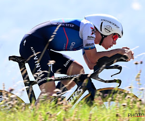 HERBELEEF: Evenepoel versnelt nog na eerste tussenpunt en onttroont Lampaert als Belgisch kampioen tijdrijden