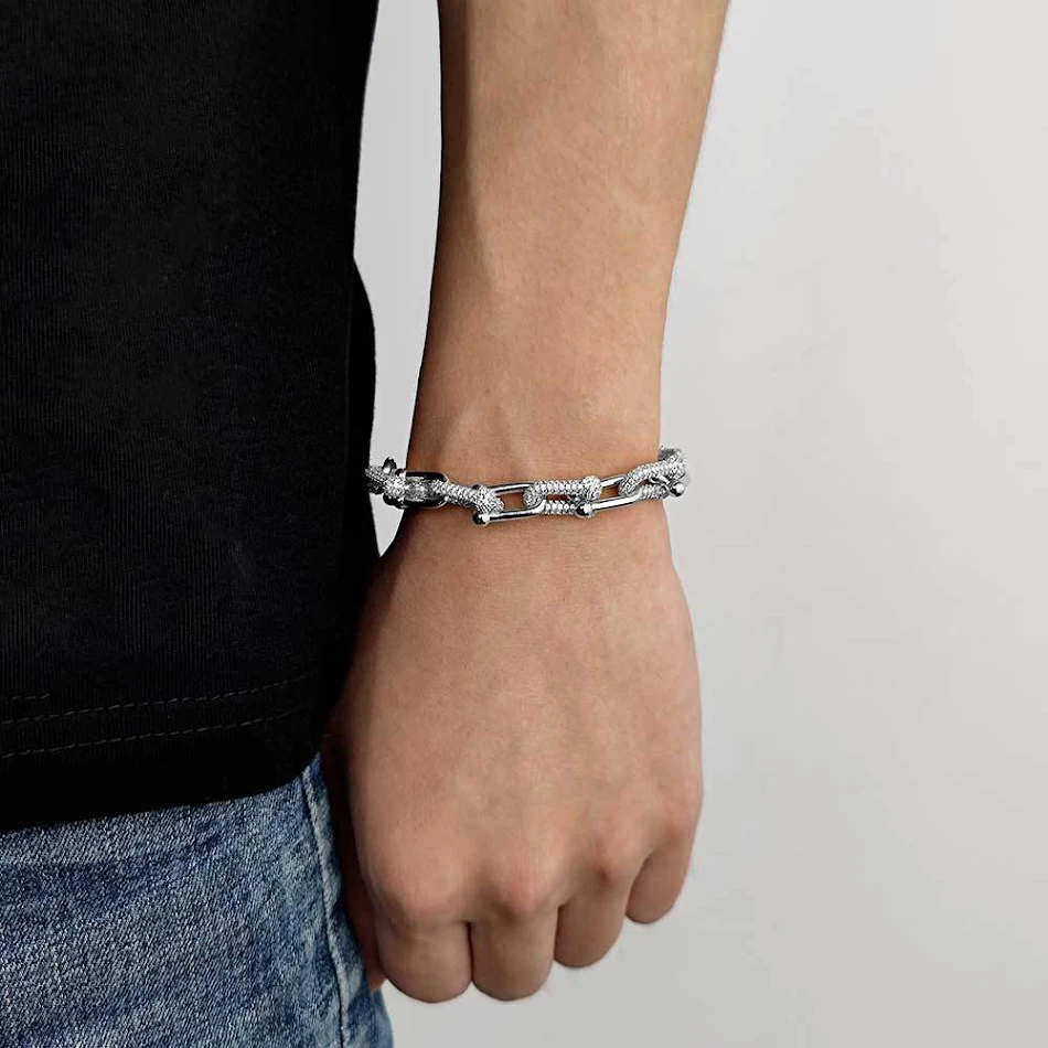 Pulseira com corrente de ferradura em forma de U, textura personalizada e design moderno, ideal para adicionar um toque de estilo ao seu visual.