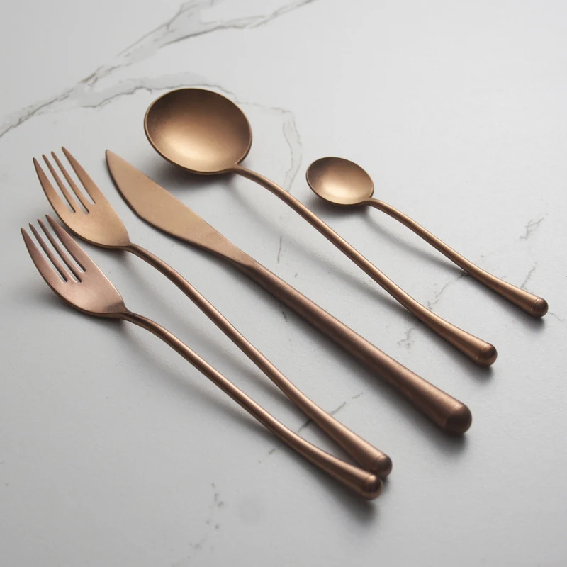 Japanse 304 roestvrijstalen rose gold bestekset met mes, vork, lepel en eetstokjes. Stijlvol en duurzaam.