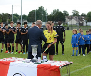 Jeugdige voetbalster doet ervaring op in Noord-Ierland ... als referee: "Topervaring, helemaal anders dan als speelster"