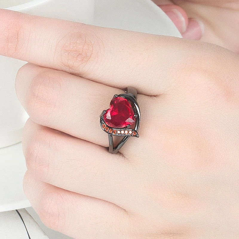 Schwarzer, goldplattierter Herzring mit großer Zirkonia. Ein stilvolles Geschenk, das Herzen erobert.