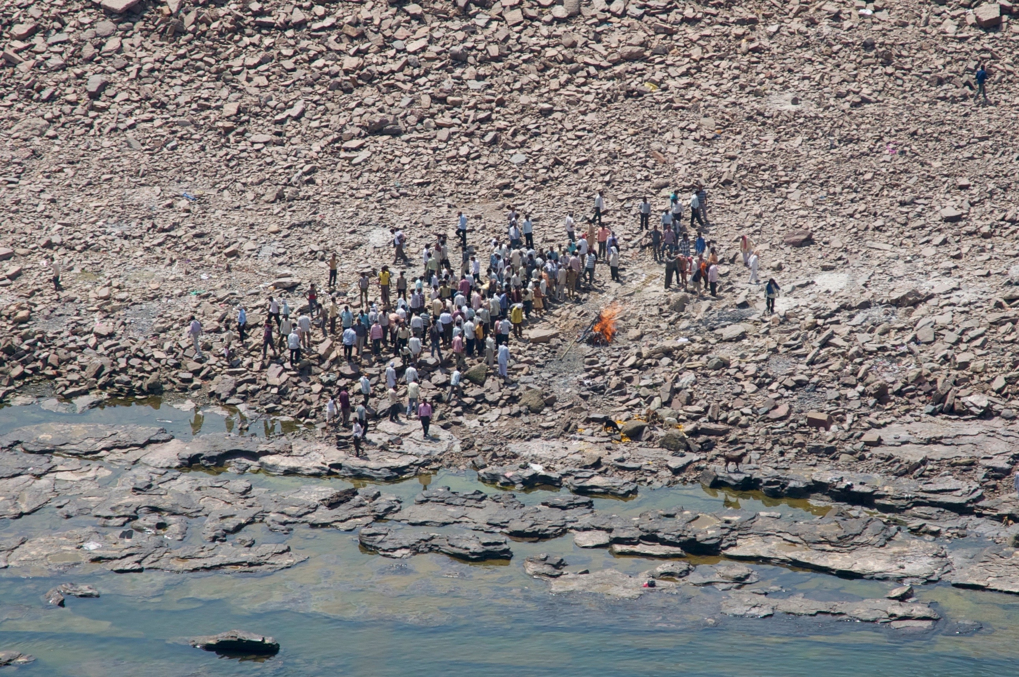 Cremazione. Omkareshwar, MP, Mother India. di Cristhian Raimondi