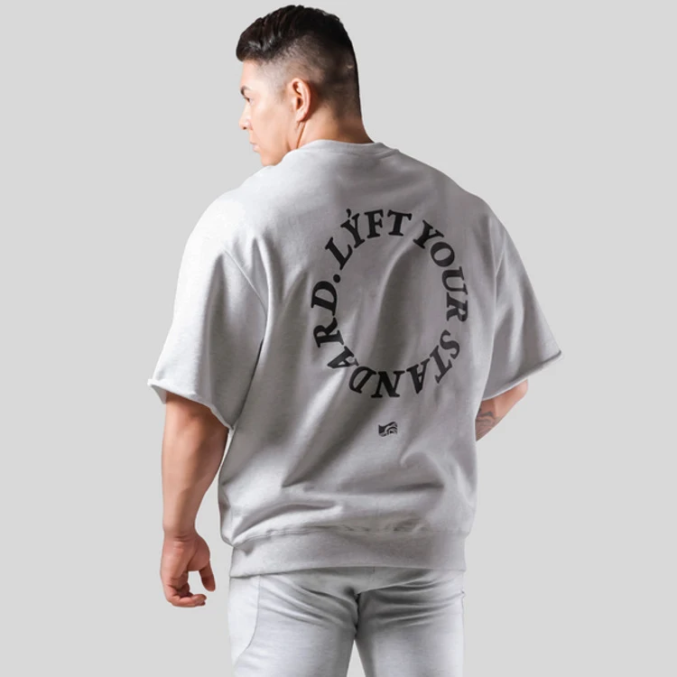 T-shirt homme polyvalente à manches courtes amples pour le fitness et la musculation. Idéale pour l'entraînement et les activités sportives. Confort et style.