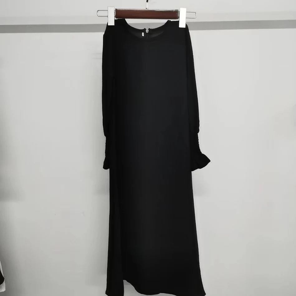 Haljina sa okruglim izrezom, talasastim volanima i jednobojna. Udobna i elegantna haljina za svaku priliku. Idealna za vašu garderobu.