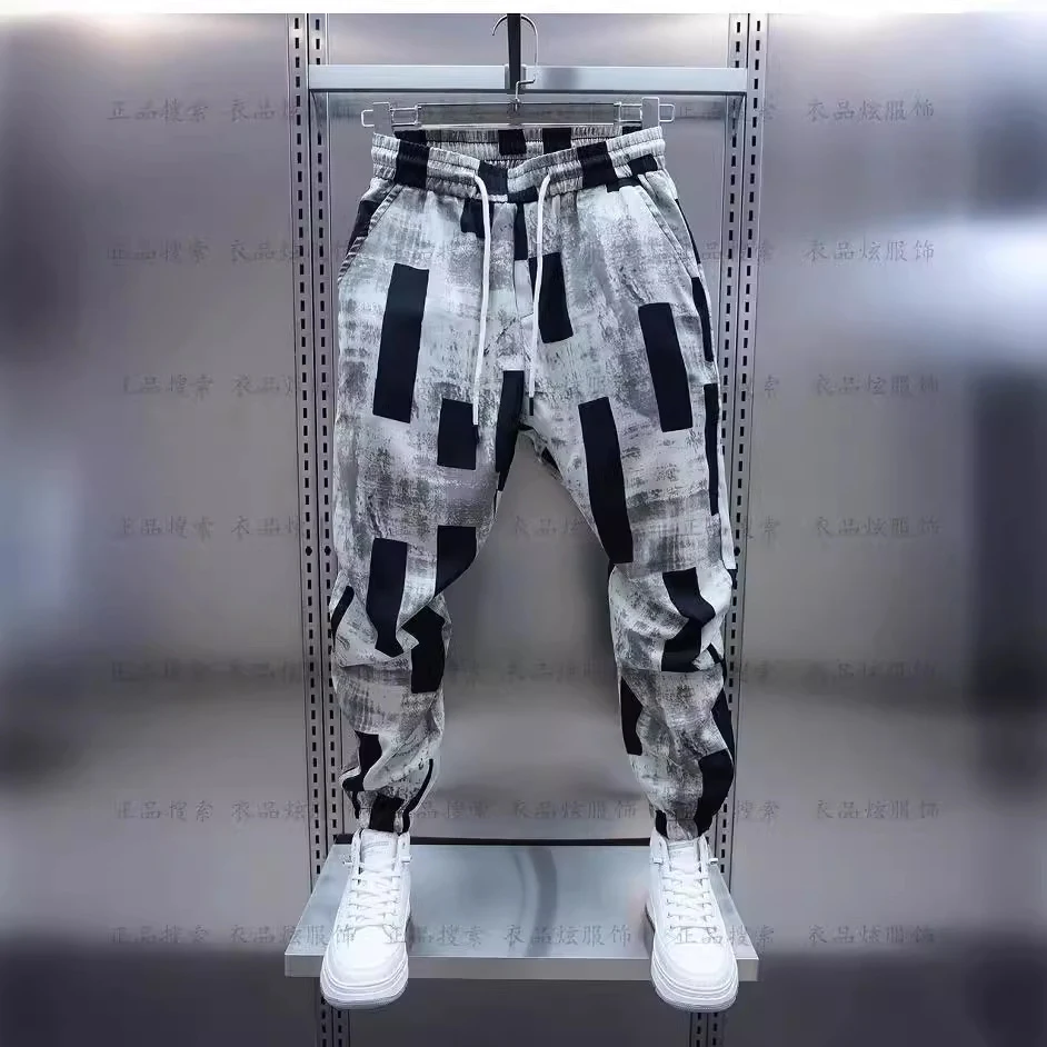 Muške ležerne pantalone slobodnog kroja za štampanje, udobne i moderne. Idealne za personalizaciju i opušteni stil za svakodnevne prilike.