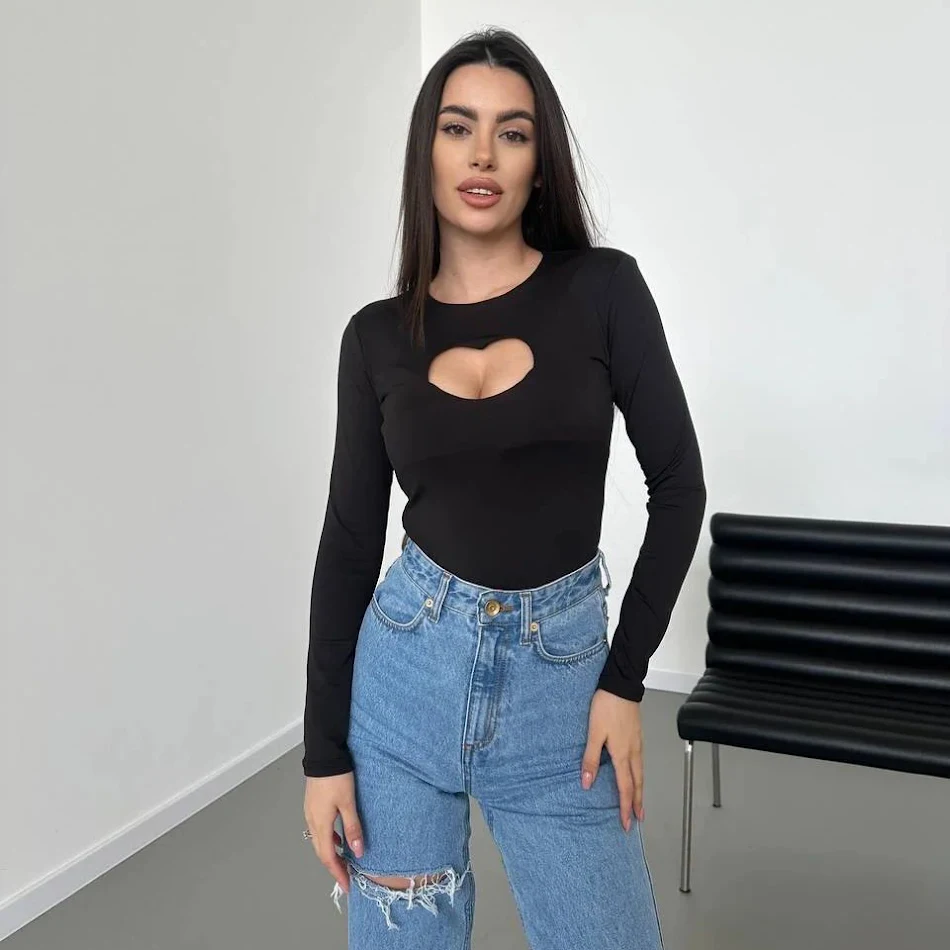 Transparante ronde hals T-shirt met een uitgesneden hartvorm. Laat je stijl zien met deze trendy top, perfect voor een elegante en moderne look.