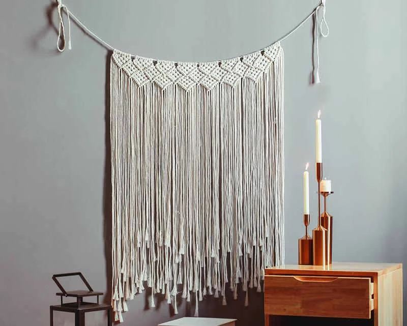 Tapisserie tissée à la main en coton et lin avec pompons Décorez votre intérieur avec cette pièce élégante, douce et durable pour un style bohème.