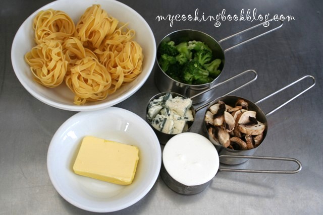 Талятеле (Tagliatelle) с броколи, синьо сирене и гъби