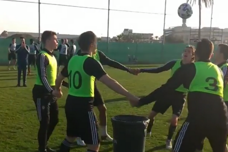 🎥 En of de sfeer goed zit: leider uit eerste amateur pakt uit met heerlijke 'Bin Challenge' op stage in Spanje