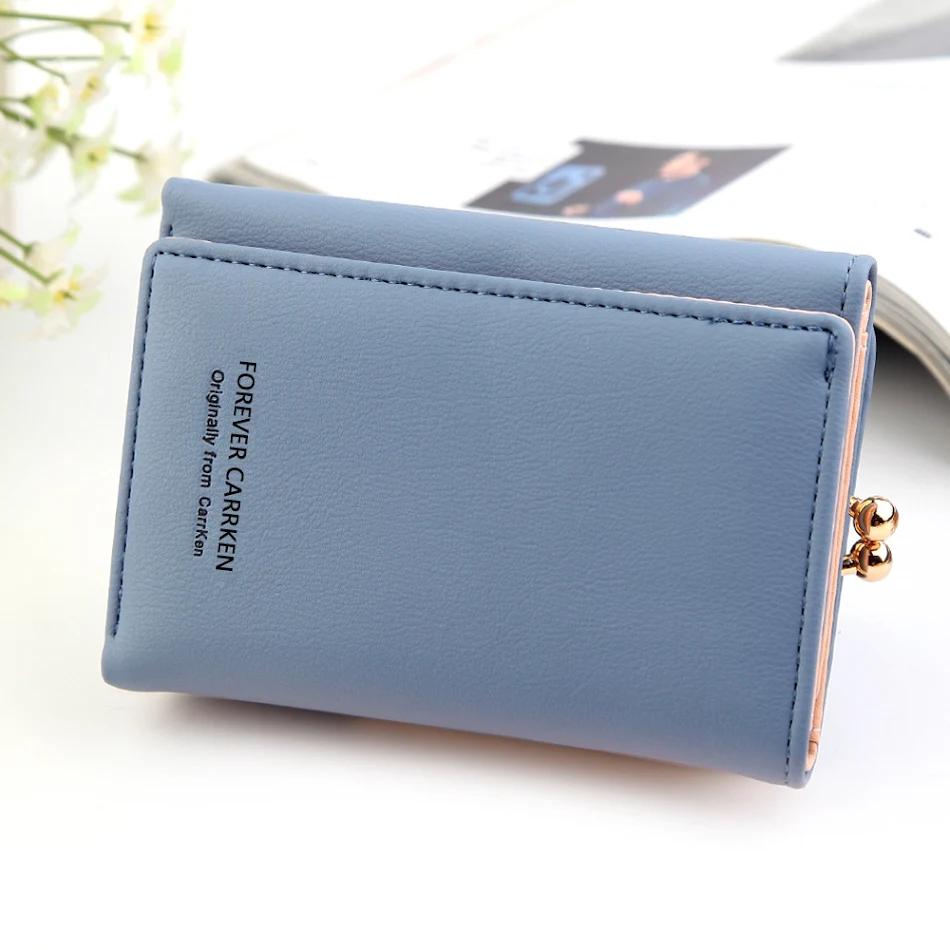 Cartera para mujer corta de moda vertical triple con tarjetero. Diseño sencillo y funcional para organizar tus tarjetas y efectivo con estilo.