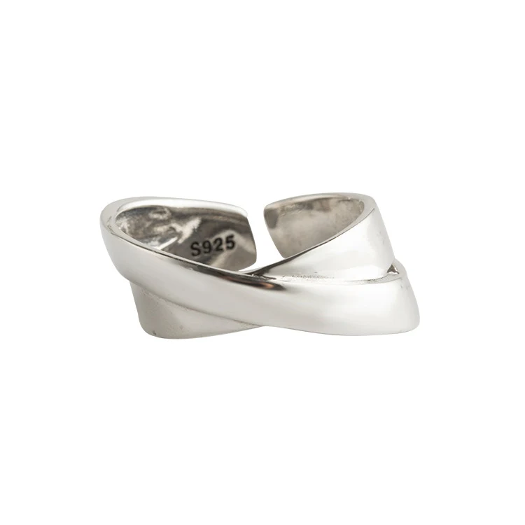 Anillo de plata simple para uso diario Elegante y discreto, ideal para cualquier ocasión, un accesorio minimalista que realza tu estilo.