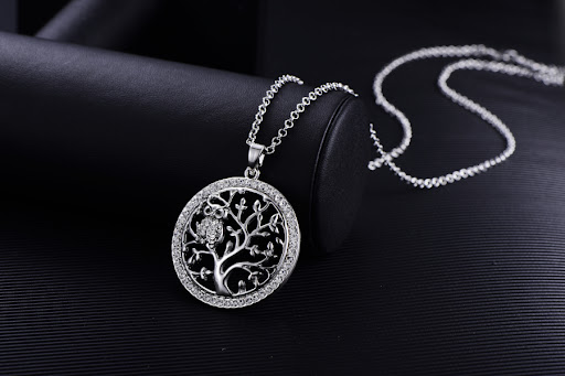 Title 10, Animal owl necklace with diamonds