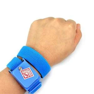 Drahtloses antistatisches Armband blau schützt empfindliche Elektronik vor elektrostatischer Entladung. Für sicheres Arbeiten entwickelt.
