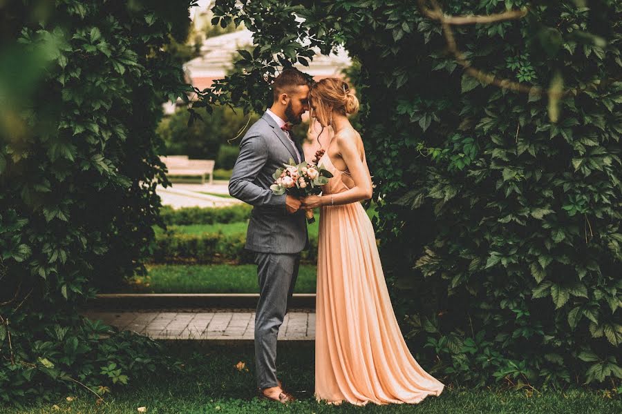 Fotógrafo de casamento Anastasiya Cvetkova (luckyones). Foto de 17 de abril 2019