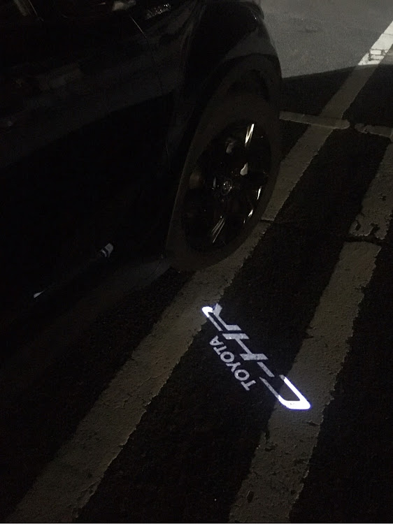 C-HRのカーテシーランプ・ドアロゴ・C-HR・純正オプション・微妙に関するカスタム事例の投稿画像1枚目