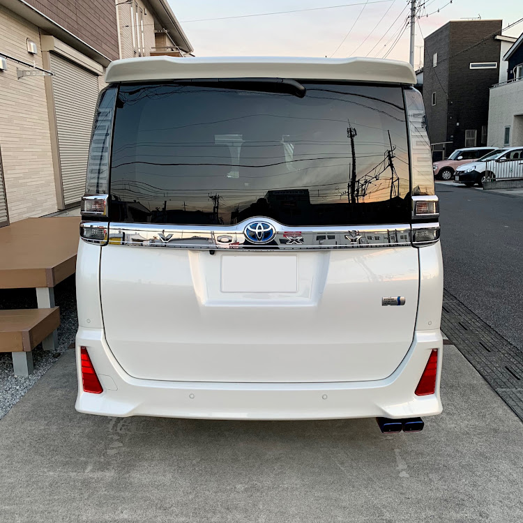 ヴォクシーのヴォクシー80後期・VOXY HYBRID・VOXY・マフラーカッターに関するカスタム事例の投稿画像3枚目