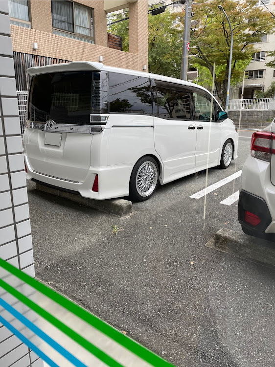 ヴォクシーのファミマの駐車場・くら寿司・シュタイナーFTX・ファミリーカーに関するカスタム事例の投稿画像1枚目
