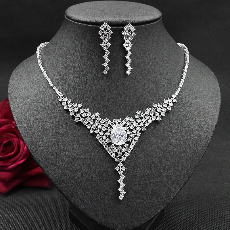 Title 3, Ensemble collier et boucles doreilles diamants...