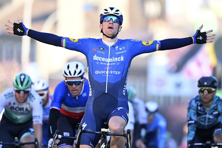 Sam Bennett vindt de smaak van de overwinning terug en domineert eerste sprint in Algarve