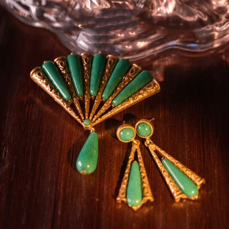 Middeleeuwse Retro Oma Broche & 925 Oorknopjes. Groene steen, waaiervormig ontwerp. Een stijlvolle sieradenset voor jou.