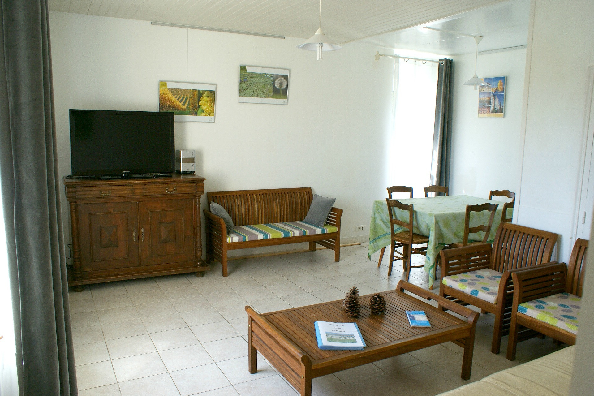 Cuarto de estar grande con tele - Casa rural de alquiler para 6 a 7 personas en Surgeres cerca de La Rochelle costa atlantica de Francia