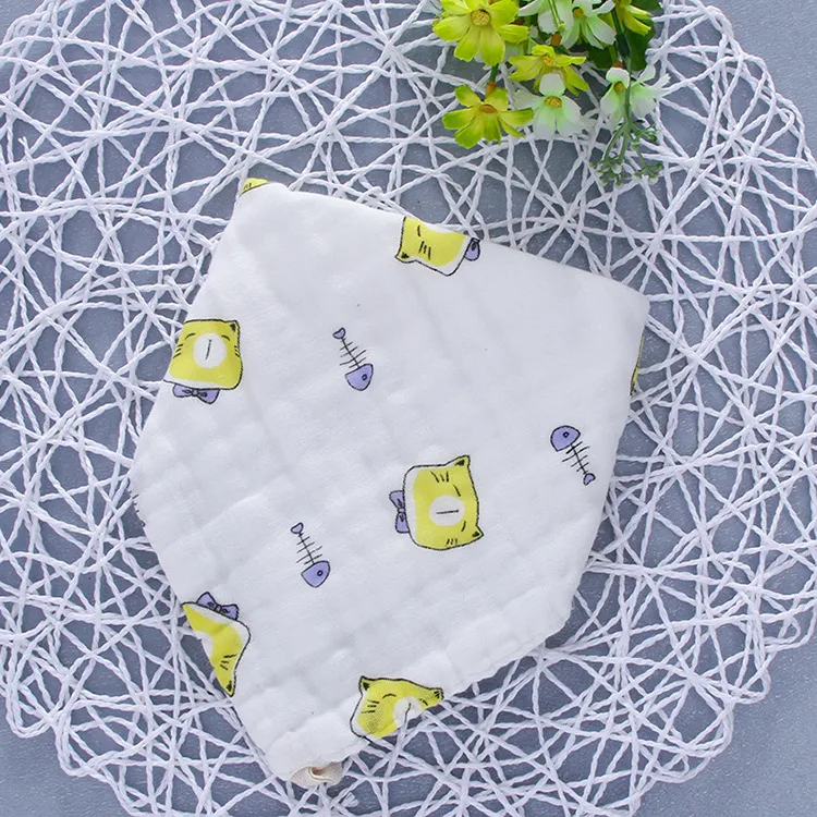 Serviette triangulaire pour bébé avec motif de dessin animé, douce et absorbante, idéale pour nettoyer et sécher bébé après le bain.