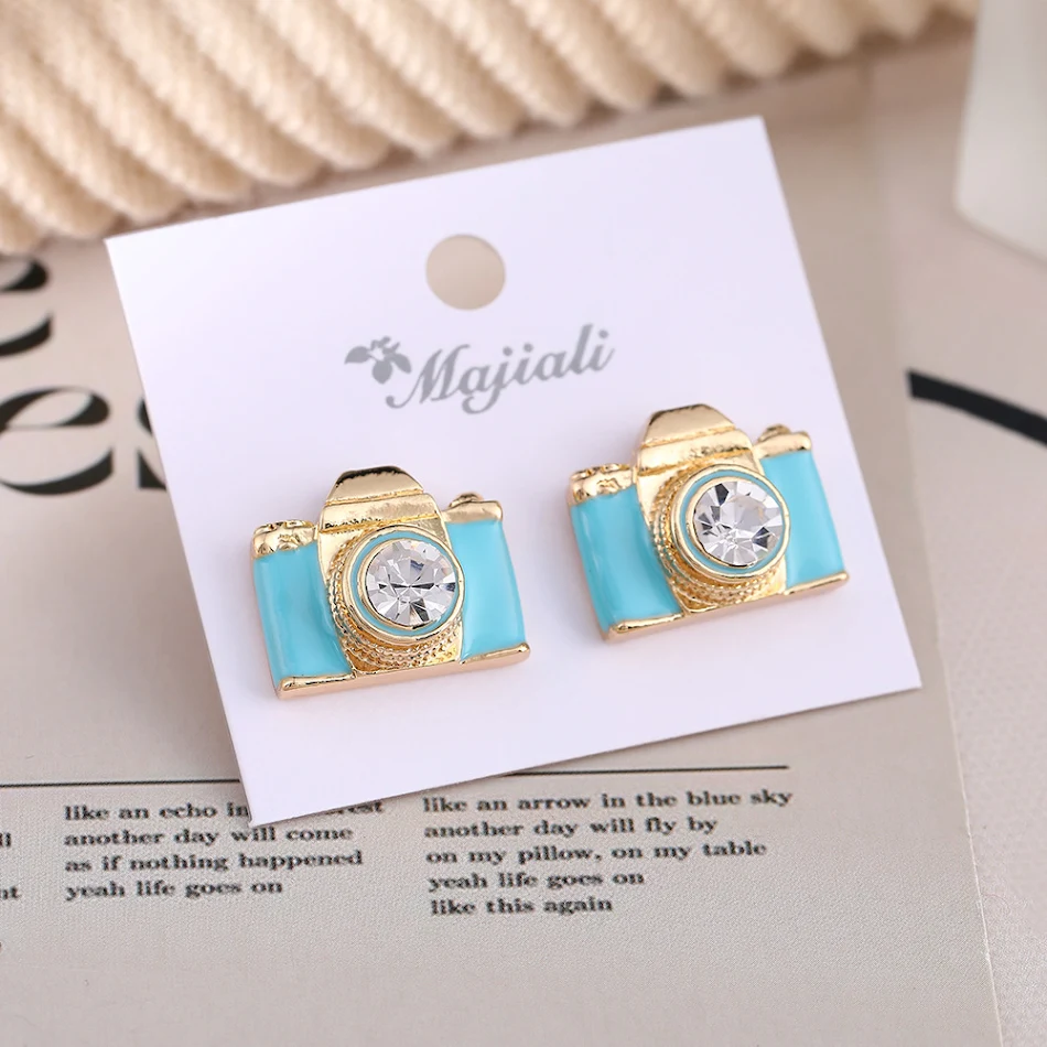 Boucles d'oreilles clous mini caméra en métal. Simplicité et élégance pour un look raffiné. Parfaites pour sublimer votre tenue et affirmer votre personnalité.