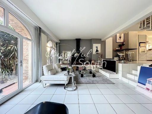 Modern living room with white sofa and fireplace - Prestige apartment for sale in Perpignan, 6 rooms, 4 bedrooms