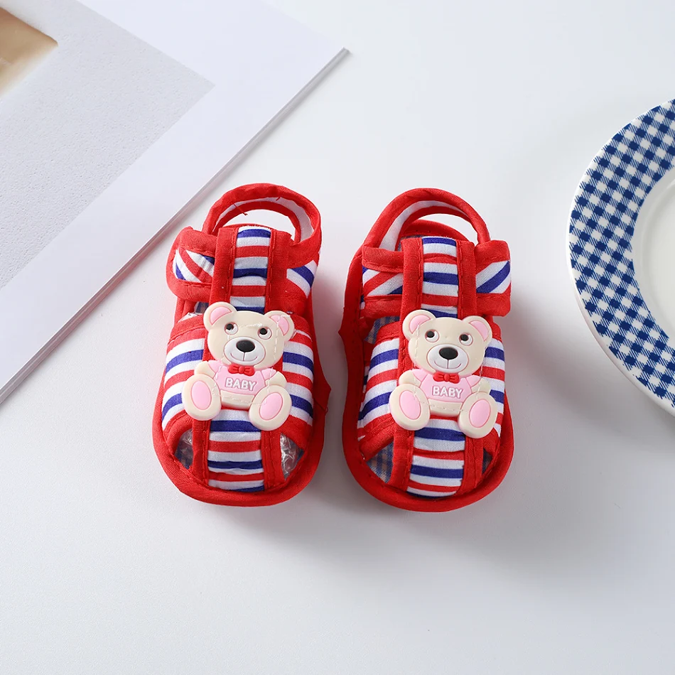 Chaussures bébé à semelles souples pour tout-petits, idéales pour ramper et faire leurs premiers pas. Confortables, souples et sûres.