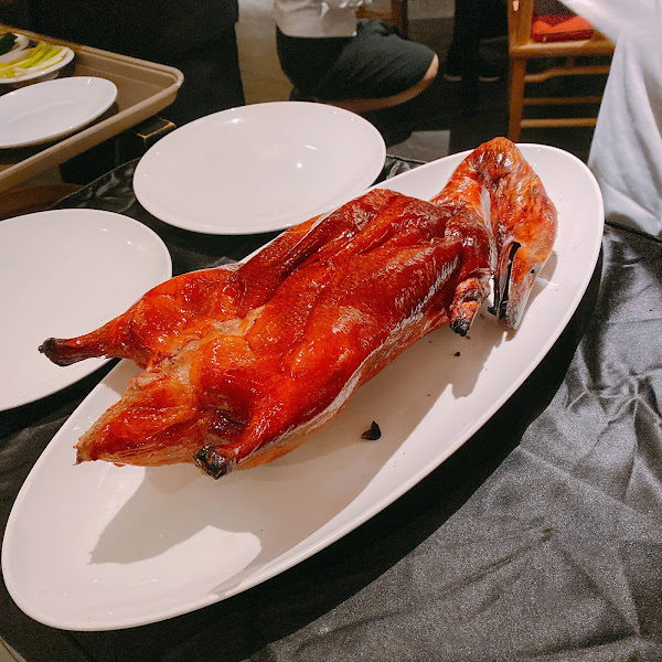 幾位朋友約了想吃烤鴨
這次選了 晶英酒店晶英軒的櫻桃鴨
我們選了4人套餐
除了櫻桃鴨3吃還搭配了前菜及甜點
餐點份量都很剛好
飯店服務也是非常的棒
提醒大家，記得先訂位喔！