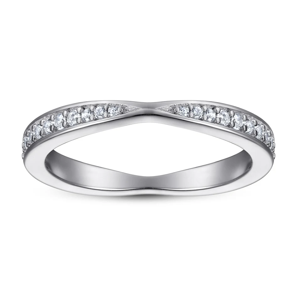 Damesring van puur zilver met diamanten in een volledige cirkel. Een tijdloos sieraad, schitterend en elegant. Het perfecte cadeau.