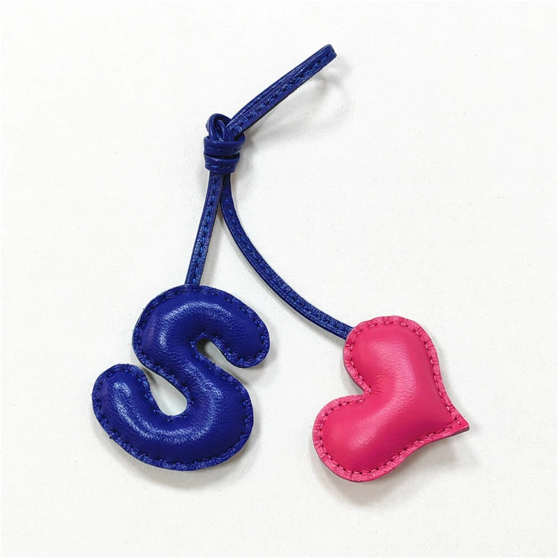 Ornements de sac avec lettres anglaises brodées à la main avec amour, personnalisez vos sacs avec une touche artisanale et unique.