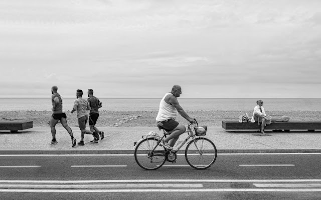 Chi corre,  chi pedala, e chi sta a guardare ..  di Giancarlo Lava