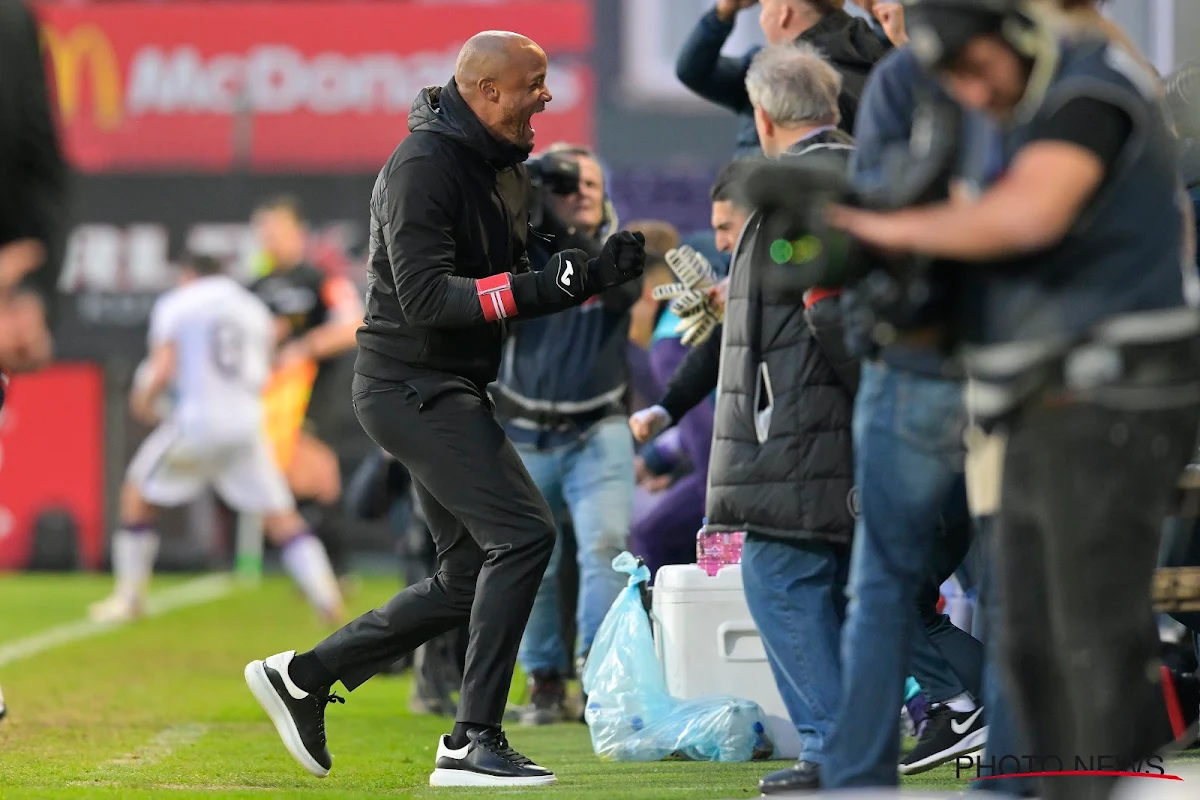 🎥 Dat het ook Kompany deugd deed: coach viert met papa en krijgt cadeau van de spelers