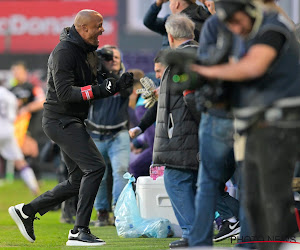 🎥 Dat het ook Kompany deugd deed: coach viert met papa en krijgt cadeau van de spelers