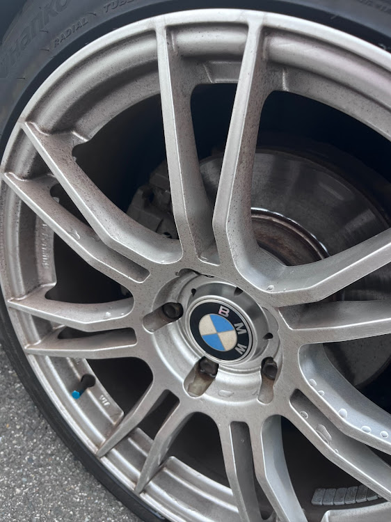 320iのディクセルMタイプ・BMW3シリーズ・ブレーキパッド交換・ホイール汚れに関するカスタム事例の投稿画像2枚目