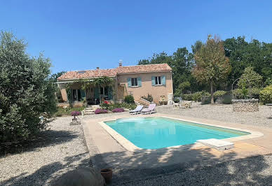 Maison avec piscine et terrasse 1